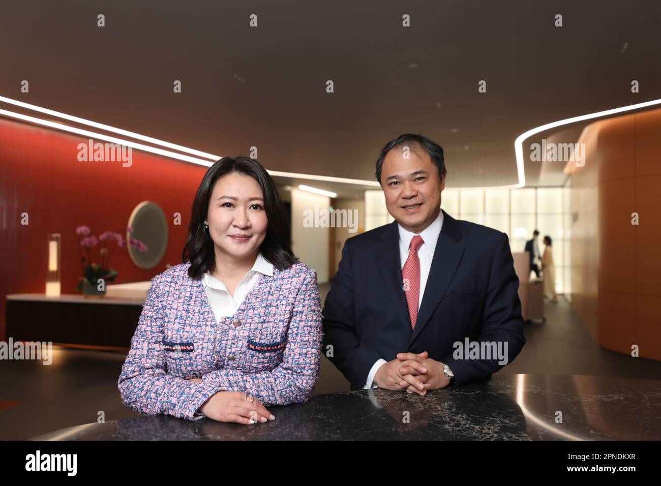 Eleanor Yuen Man-Suet (à gauche), Julius Baer Directeur général de la Direction de la planification patrimoniale APAC et David Shick, Directeur de la banque privée pour la Grande Chine, photographiés au bureau Julius Baer de Quarry Bay. 11APR23 SCMP / Xiaomei Chen Banque D'Images