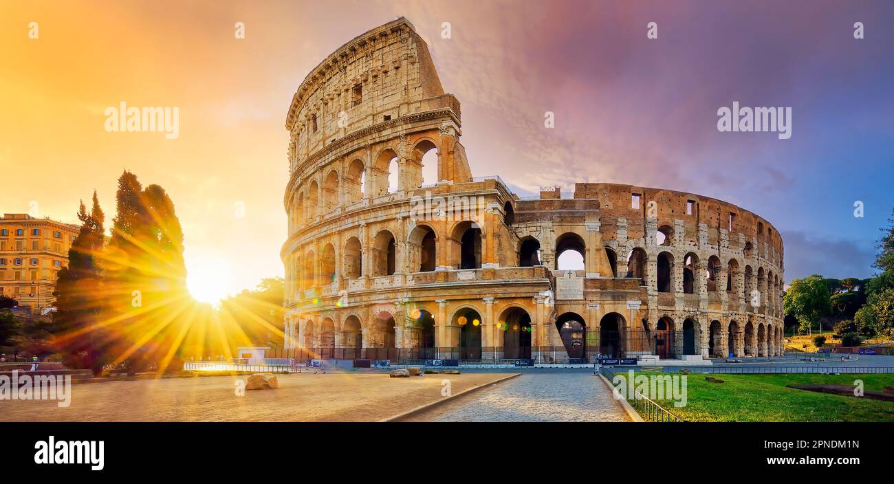 Vue sur le Colisée à Rome et soleil du matin, l'Italie, l'Europe. Banque D'Images