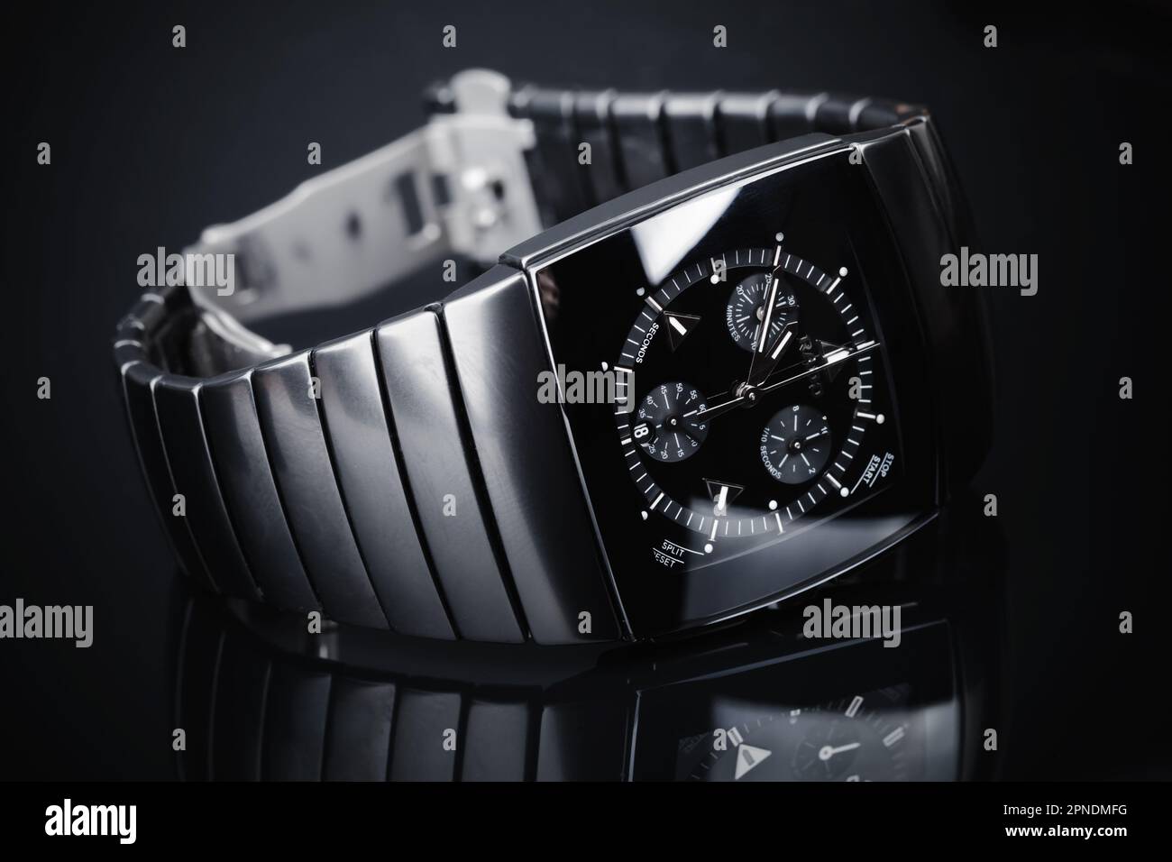 Lengnau, Suisse - 18 juin 2015: Rado Sintra Chrono, montre chronographe suisse en céramique de haute technologie avec verre saphir, studio de gros plan Banque D'Images
