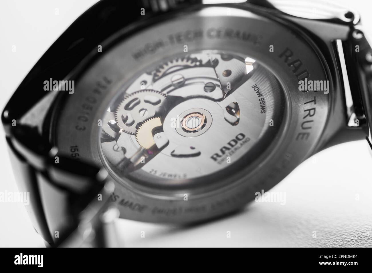 Lengnau, Suisse - 11 novembre 2021 : boîtier arrière en verre transparent de montre-bracelet suisse à enroulement automatique. Rado automatique Open Heart 734.0510.3 Banque D'Images
