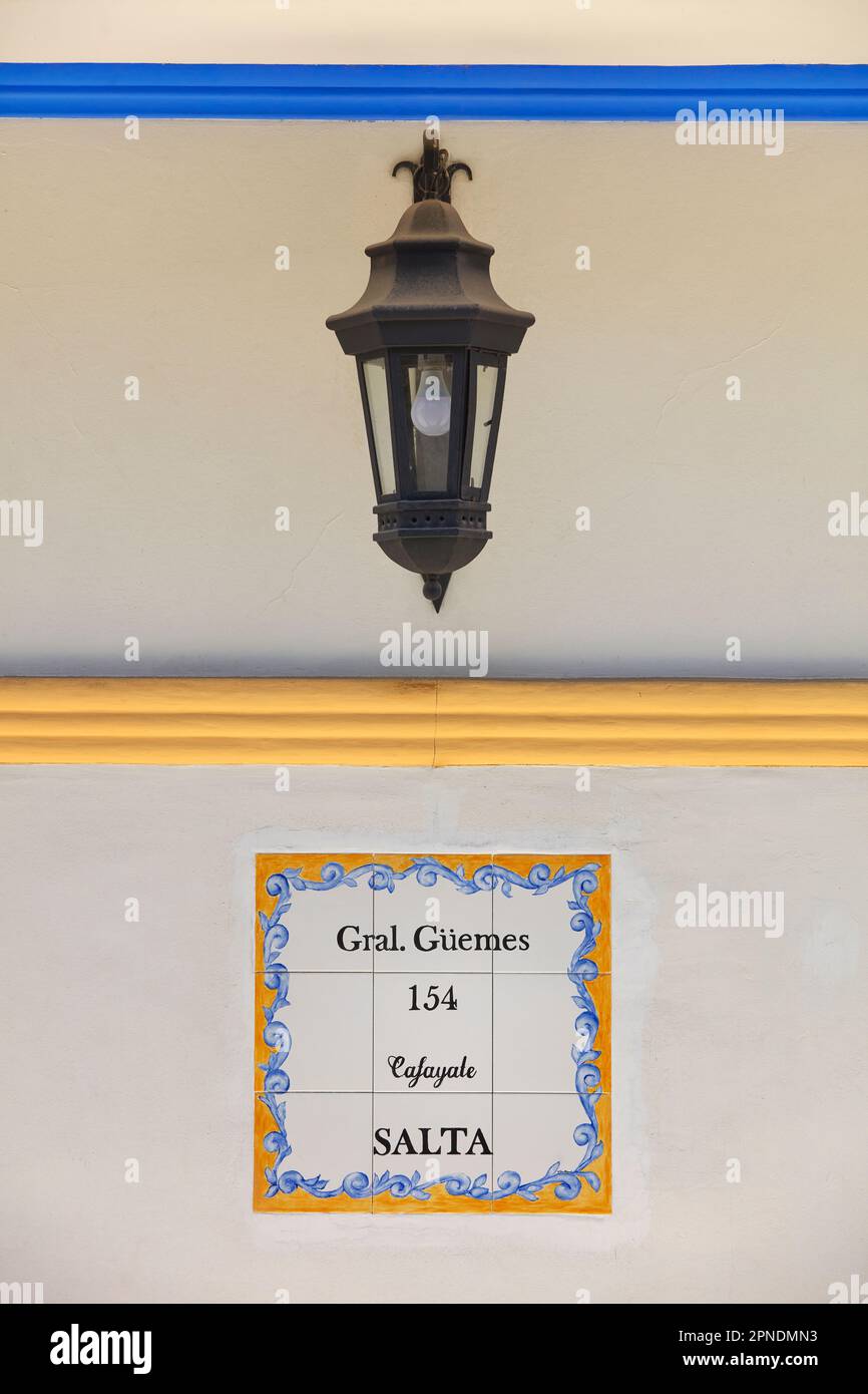 Un lampadaire et des carreaux peints dans une rue de Cafayate, Salta, Argentine. Banque D'Images