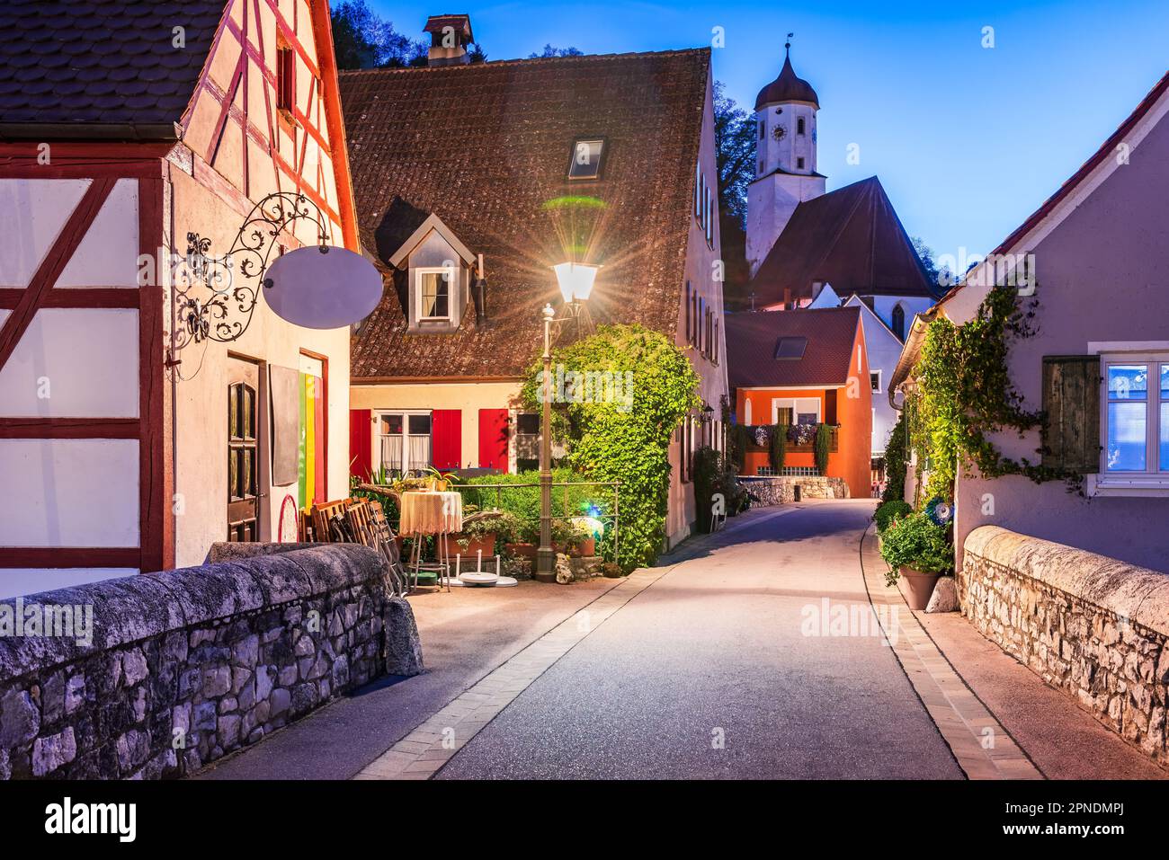 Harburg, Allemagne. Charmante ville de Bavière avec des rues pittoresques, heure bleue magique, ciel peint dans des tons de bleu et d'orange. Banque D'Images