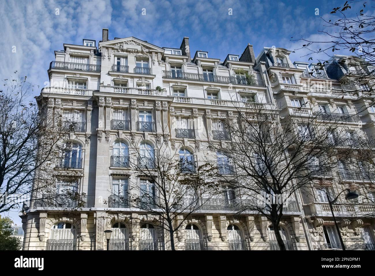 Paris, belles façades Haussmann dans un quartier luxueux de la capitale, avenue de Breteuil Banque D'Images