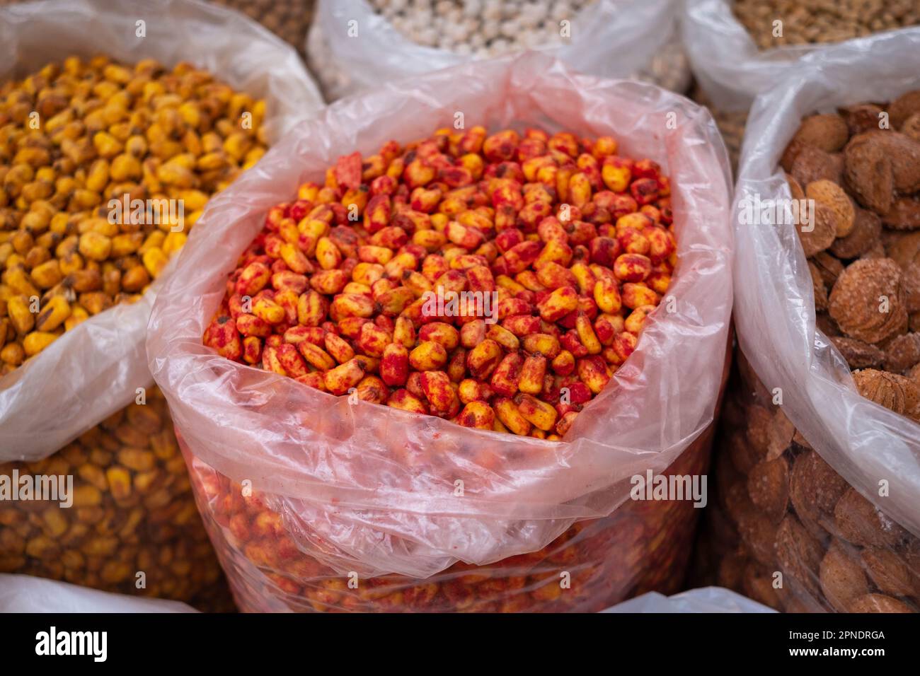 Graines de maïs et noix en vente sur le marché alimentaire Banque D'Images