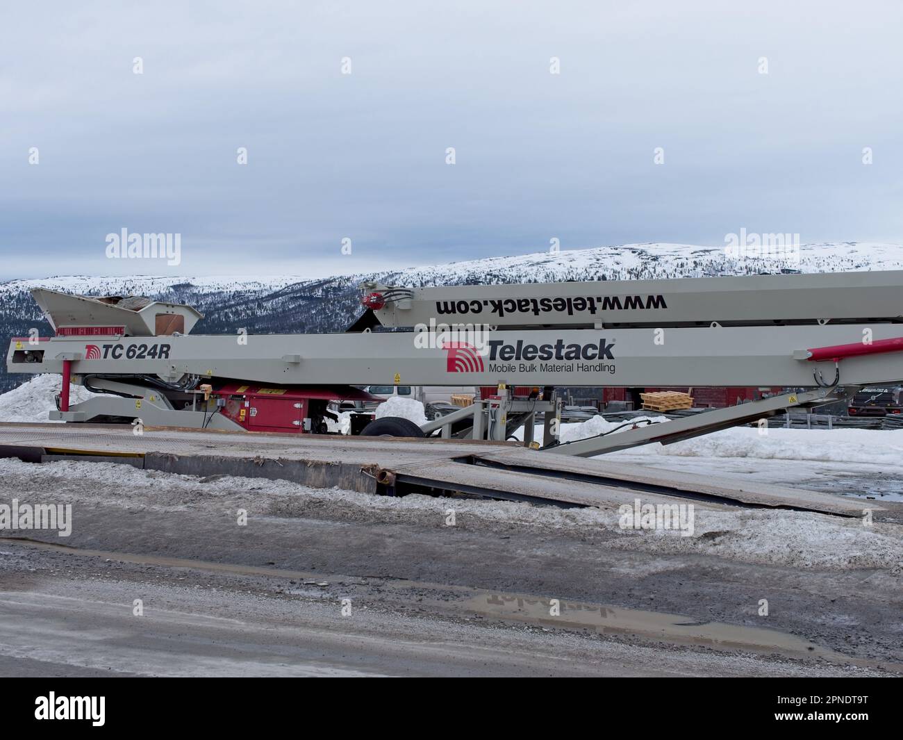 Le TC 624R est équipé d'une flèche télescopique radiale, qui permet une plus grande liberté de mouvement par rapport aux convoyeurs traditionnels. Cela me rend Banque D'Images