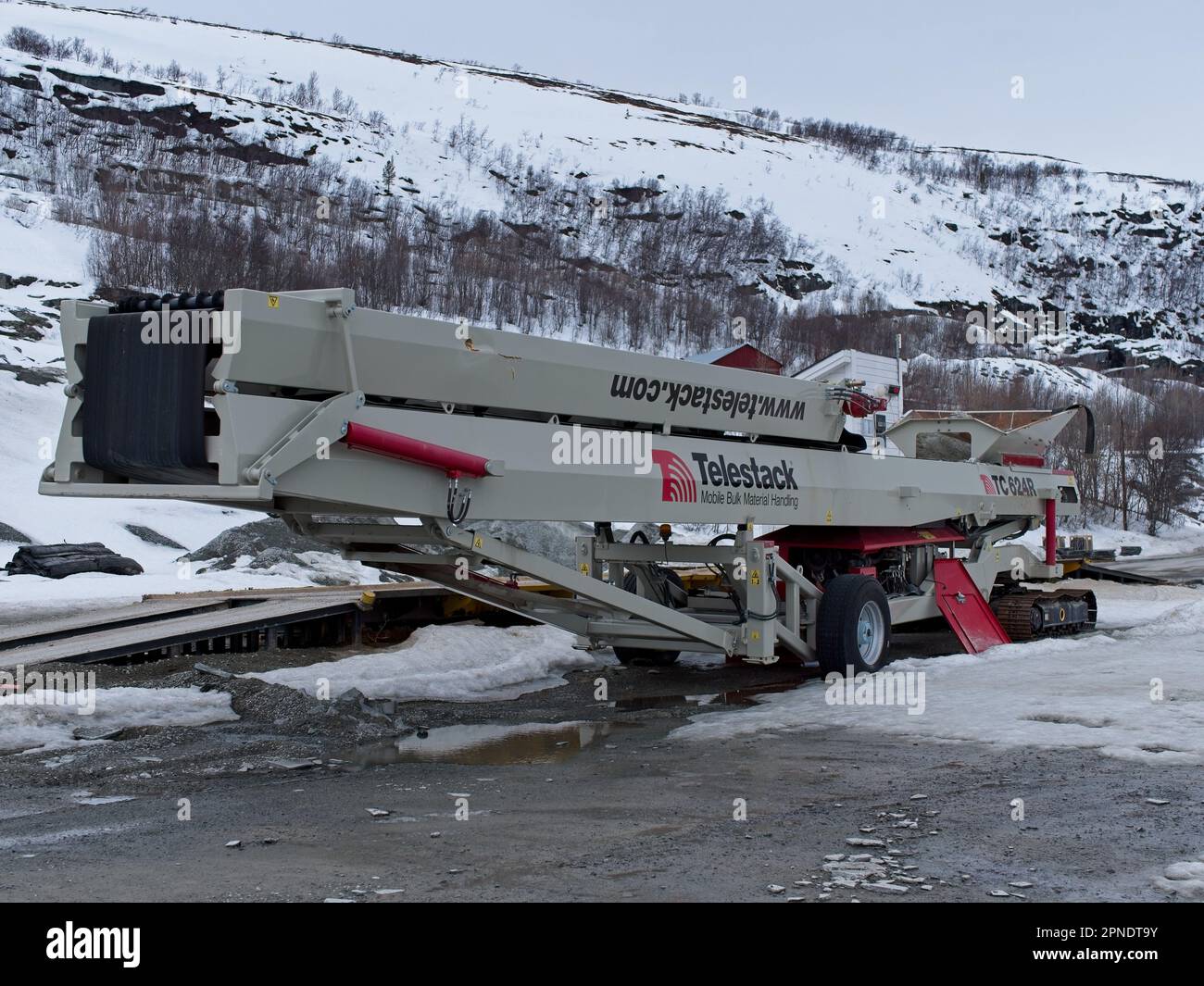 Le TC 624R est équipé d'une flèche télescopique radiale, qui permet une plus grande liberté de mouvement par rapport aux convoyeurs traditionnels. Cela me rend Banque D'Images