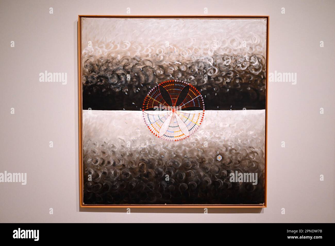 L'exposition de Tate Modern est la plus grande présentation du travail de Hilma af Klint au Royaume-Uni à ce jour . Les faits saillants comprennent les dix tableaux monumentaux de la série les dix plus grands 1907 présentés ensemble au Royaume-Uni pour la toute première fois . Les dix tableaux sont accrochés ensemble dans une pièce afin que les visiteurs puissent s'immerger dans cette remarquable série d'œuvres à grande échelle . Banque D'Images