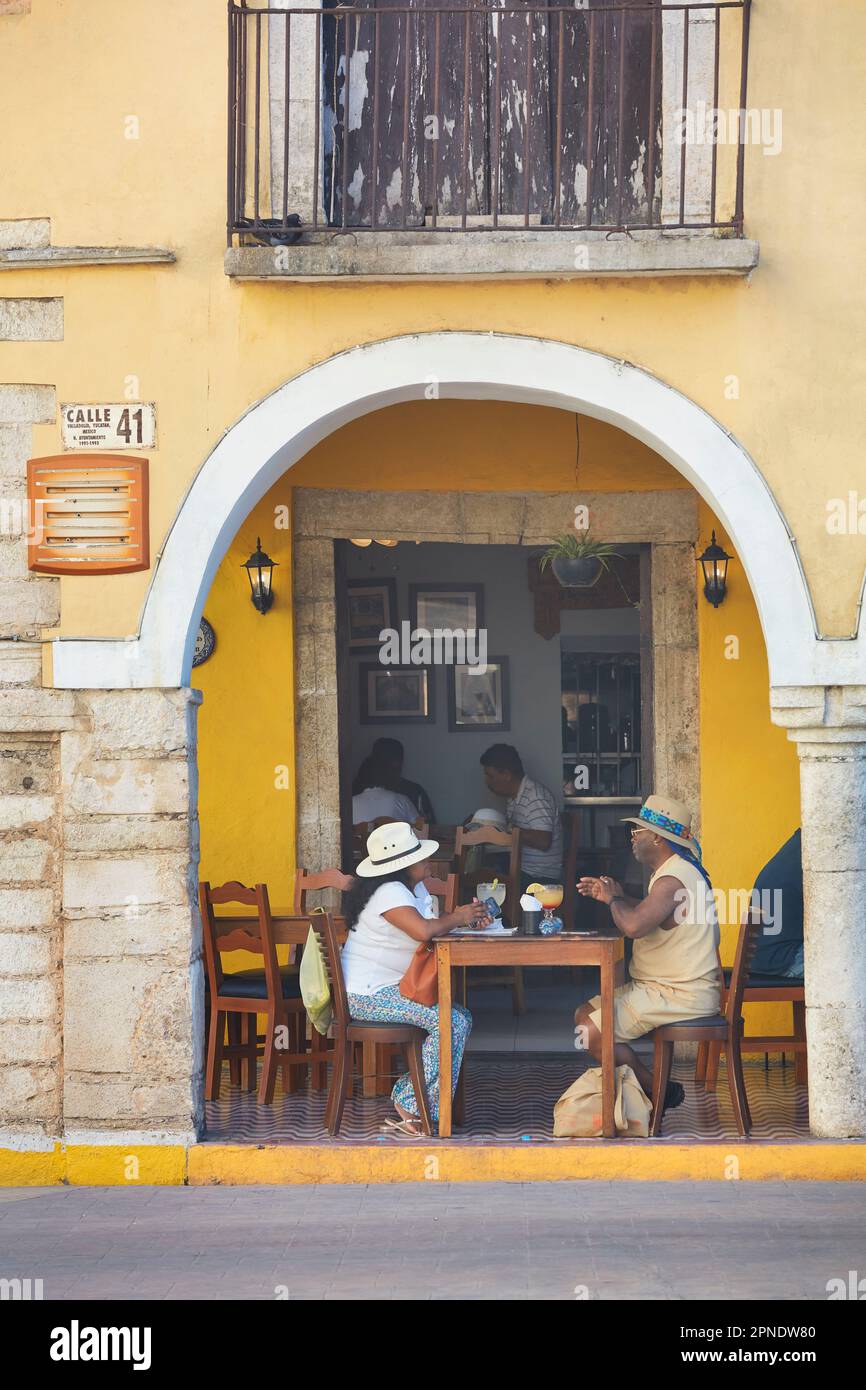 Touristes buvant dans un bar de la 'Calle 41', Valladolid, Yucatan, Mexique. Banque D'Images