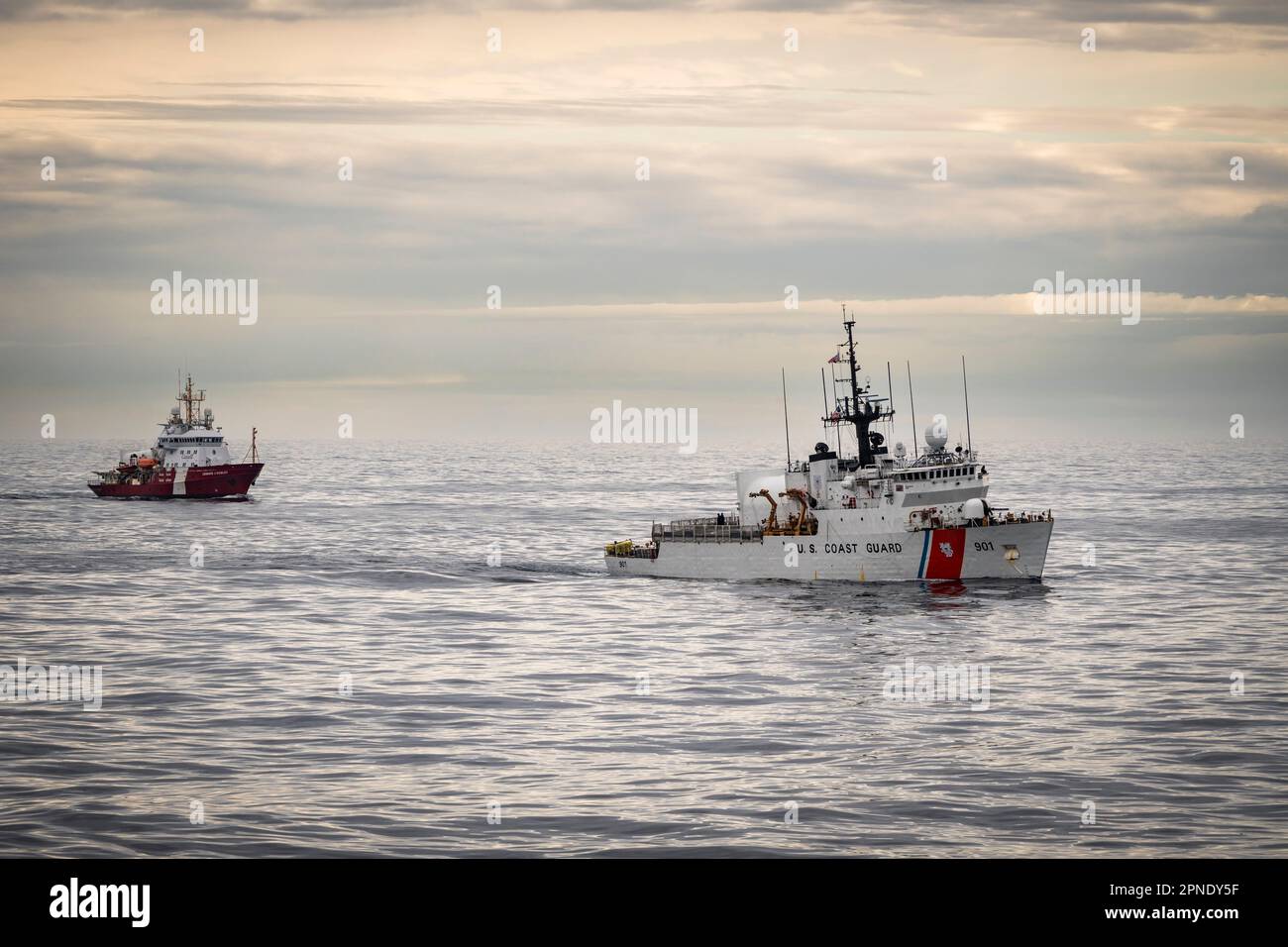 USCGC Bear et NGCC Leonard J Cowley en mer pendant l'Op Nanook 2022. Banque D'Images