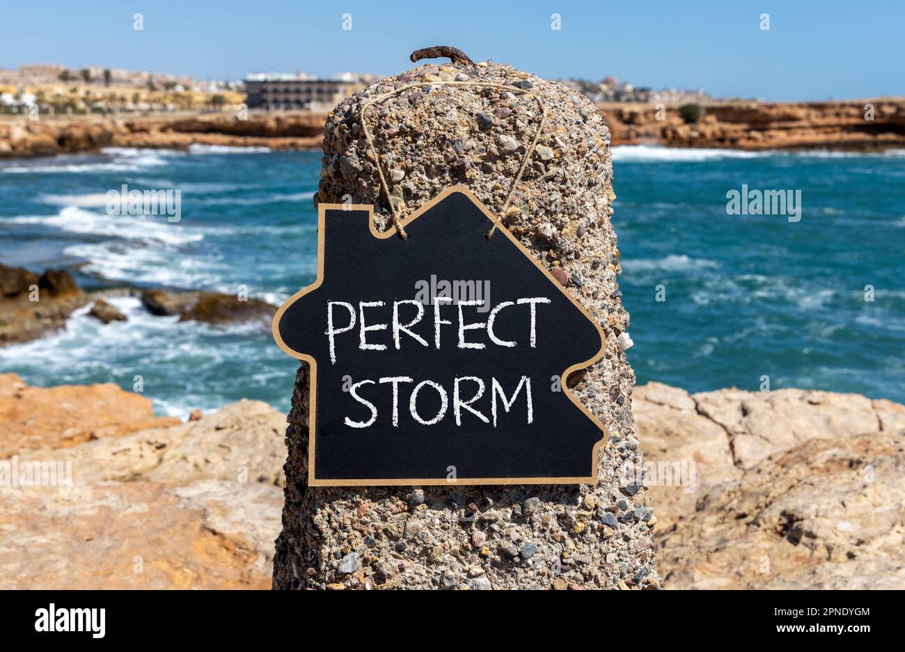 Symbole tempête parfait. Concept Words Perfect Storm sur beau tableau noir de craie. Magnifique plage en pierre. Business et Perfect stor Banque D'Images