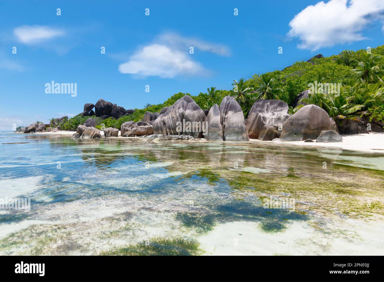 La Digue, Seychelles. Paysage magnifique avec vue sur la plage de l'Anse source d'argent. Banque D'Images