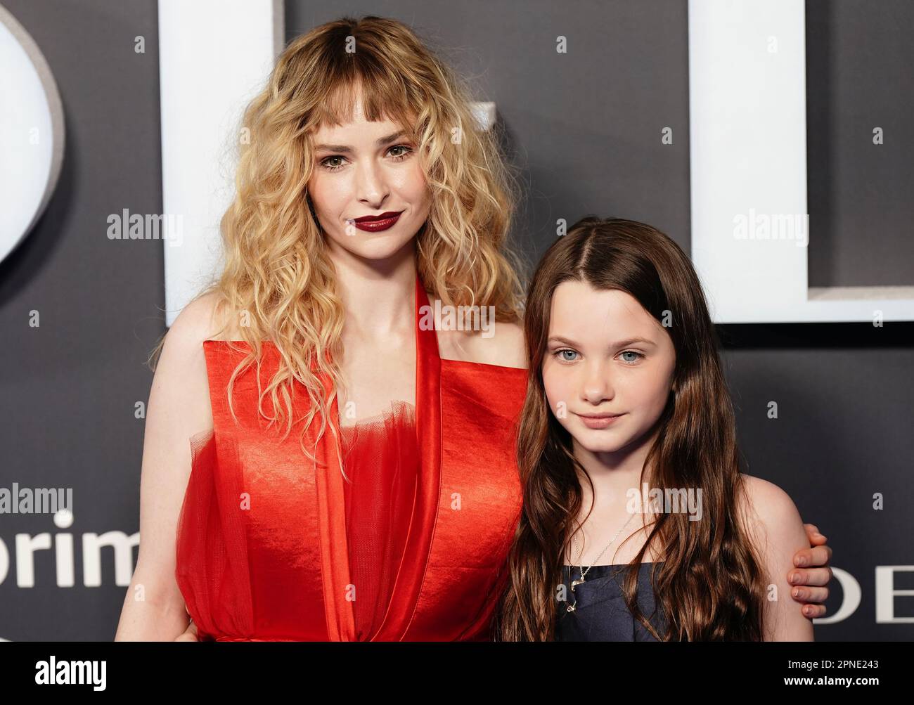 (De gauche à droite) Ashleigh Cummings et Caoilinn Springall, assiste à