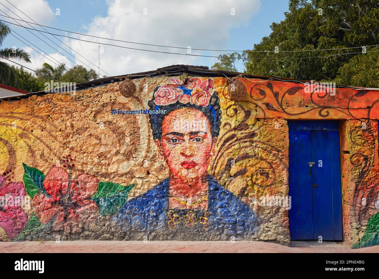 Portrait mural de Frida Khalo sur la façade d'un bâtiment à Bacalar, Quintana Roo, Mexique. Banque D'Images
