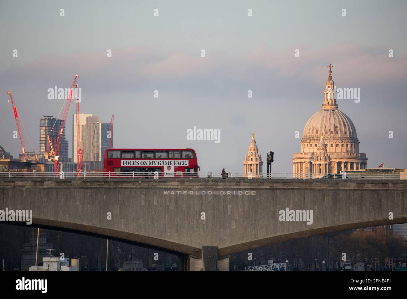 London Red bus sur Waterloo Bridge avec St. La cathédrale de Pauls en arrière-plan Banque D'Images