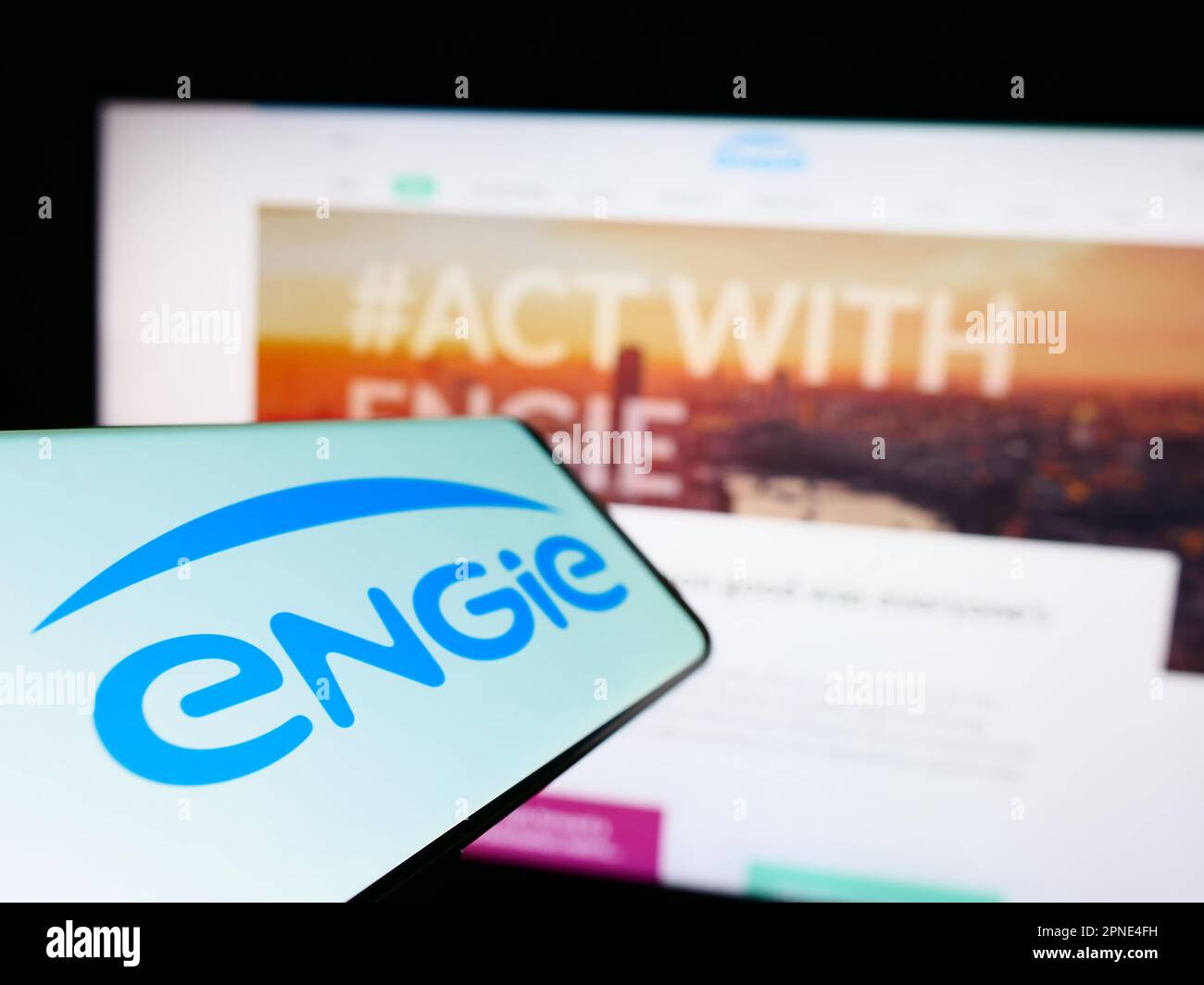 Téléphone portable avec logo de la société française d'énergie Engie S.A. à l'écran devant le site Web des entreprises. Mise au point à gauche de l'écran du téléphone. Banque D'Images