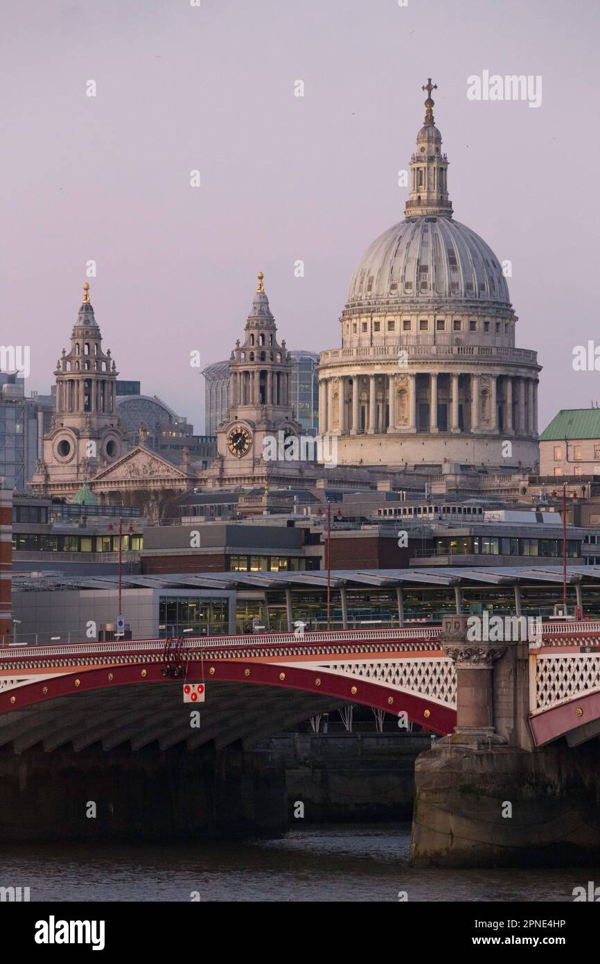 St. Pauls Cathedral de Londres et Black Friars Bridge Banque D'Images