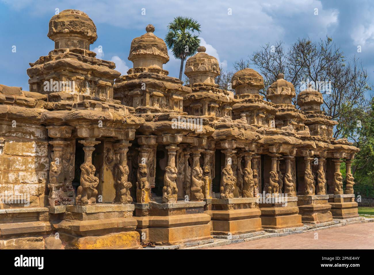 Petits mandapams externes dans le temple kailasanathar du patrimoine situé à Kanchipram, Tamil Nadu, Inde Banque D'Images