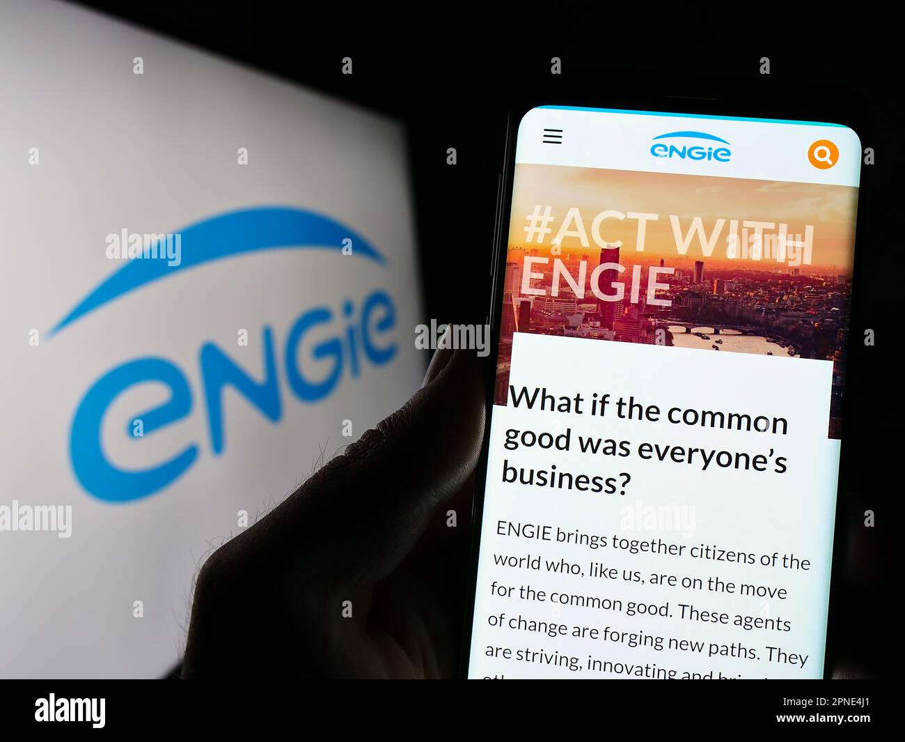 Personne tenant un smartphone avec le site Internet de la société française d'énergie Engie sa à l'écran devant le logo de l'entreprise. Concentrez-vous sur le centre de l'écran du téléphone. Banque D'Images