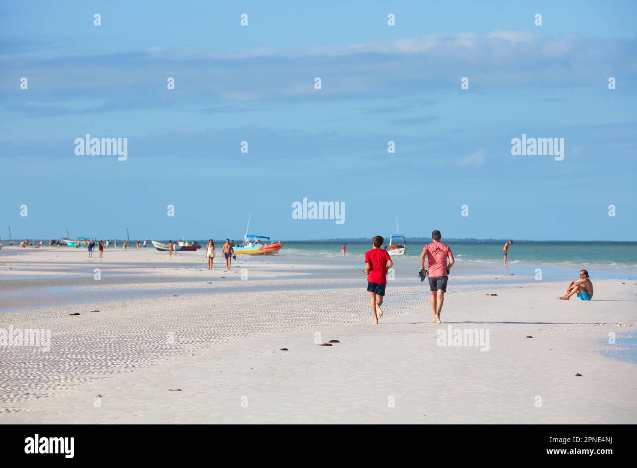 Des gens qui courent à Holbox Beach, Yucatan, Mexique. Banque D'Images