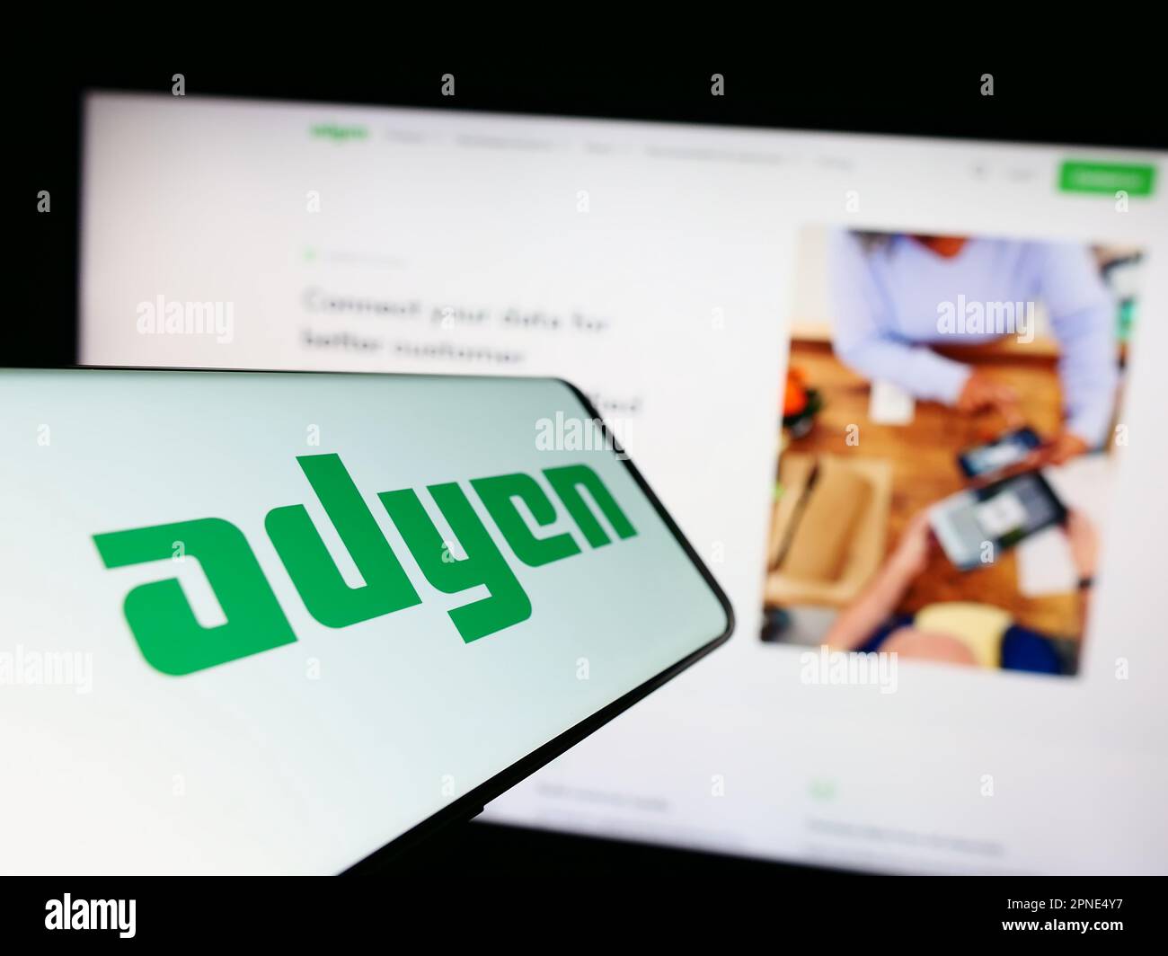 Smartphone avec le logo de la société de paiement néerlandaise Adyen N.V. sur l'écran devant le site Web d'affaires. Concentrez-vous sur le centre de l'écran du téléphone. Banque D'Images