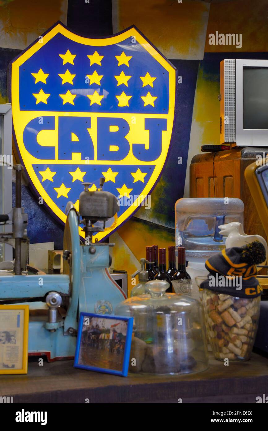 Un détail des armoiries de Boca Juniors dans un restaurant en face du stade Bombonera, la Boca, Buenos Aires, Argentine. Banque D'Images