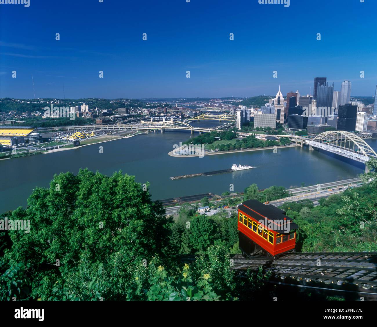 2002 TÉLÉPHÉRIQUE HISTORIQUE ROUGE DUQUESNE INCLINAISON MOUNT WASHINGTON PITTSBURGH SKYLINE PENNSYLVANIE USA Banque D'Images