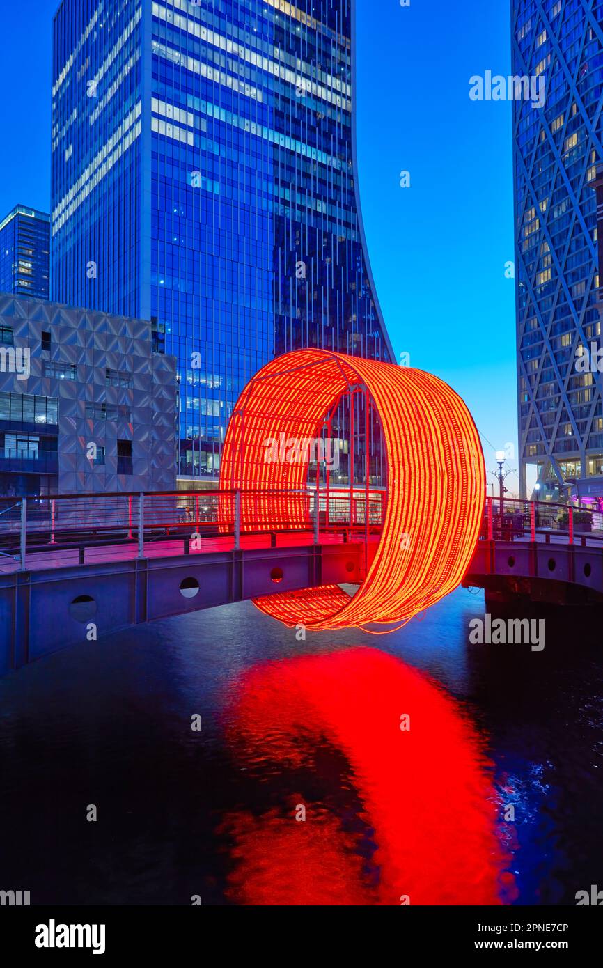 L'œuvre d'Ottotto sur le pont de Cubitt, Canary Wharf, Londres, Royaume-Uni. Commandé pour le festival des lumières d'hiver de Canary Wharf 2020. Banque D'Images