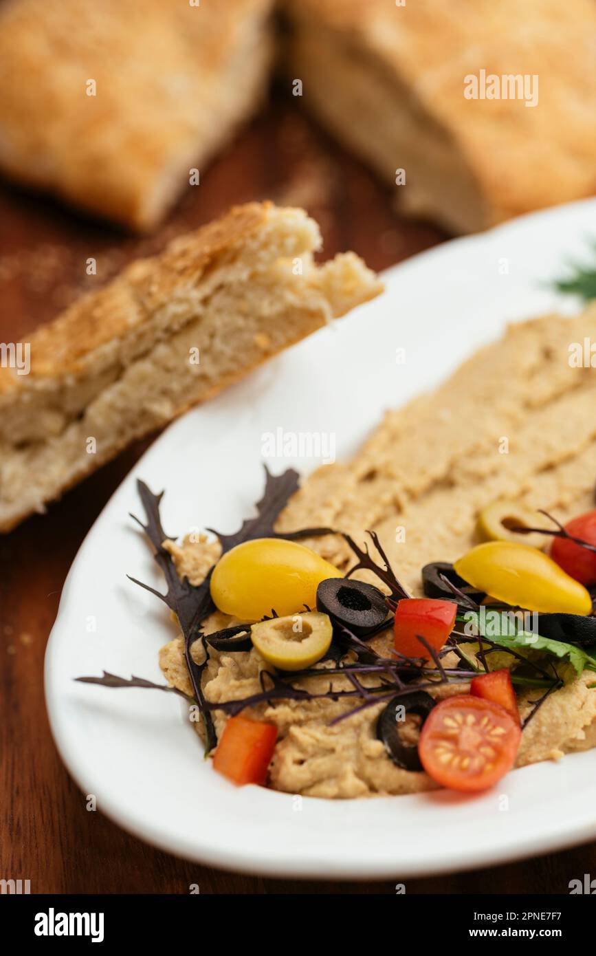 Houmous faits maison avec du pain plat. Banque D'Images