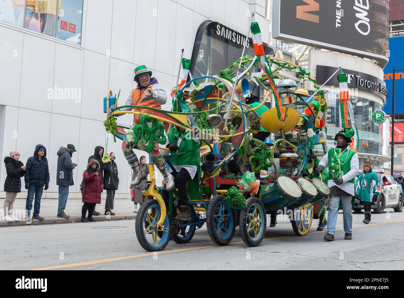 Toronto, ON, Canada – 19 mars 2023 : les gens prennent part à la parade de la Saint-Patrick au centre-ville de Toronto la Saint-Patrick est une fête religieuse C Banque D'Images