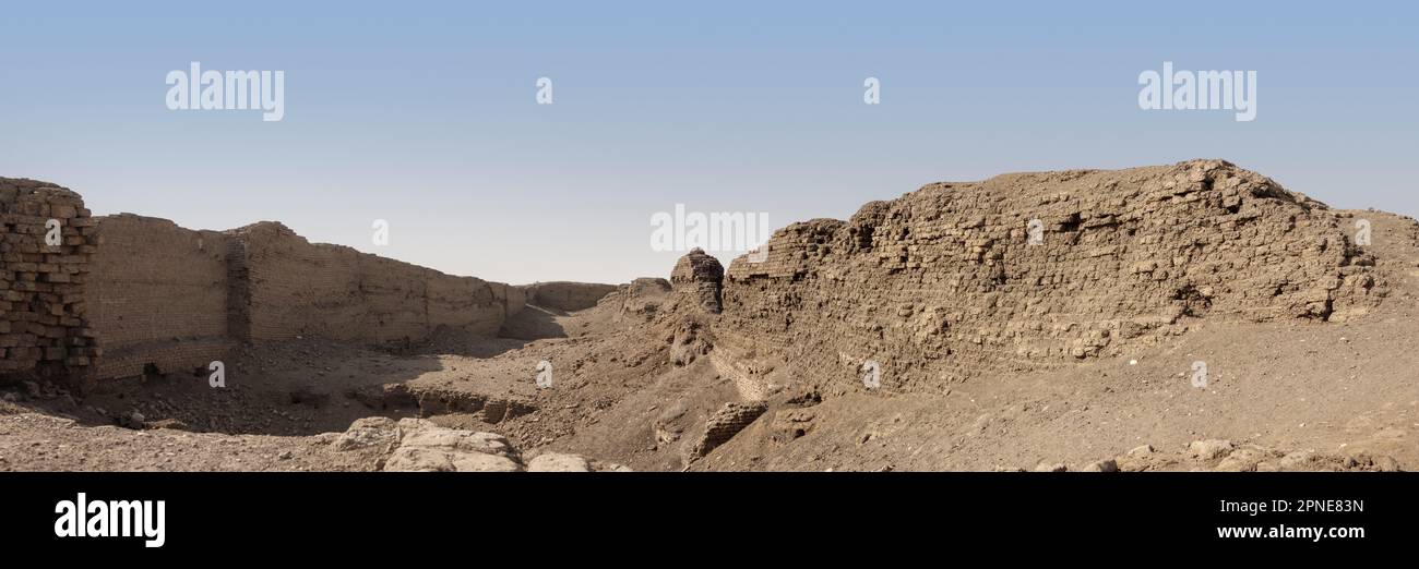 Panorama des murs de briques de boue à Kom el Sultan, Abydos, Moyen Égypte, Banque D'Images