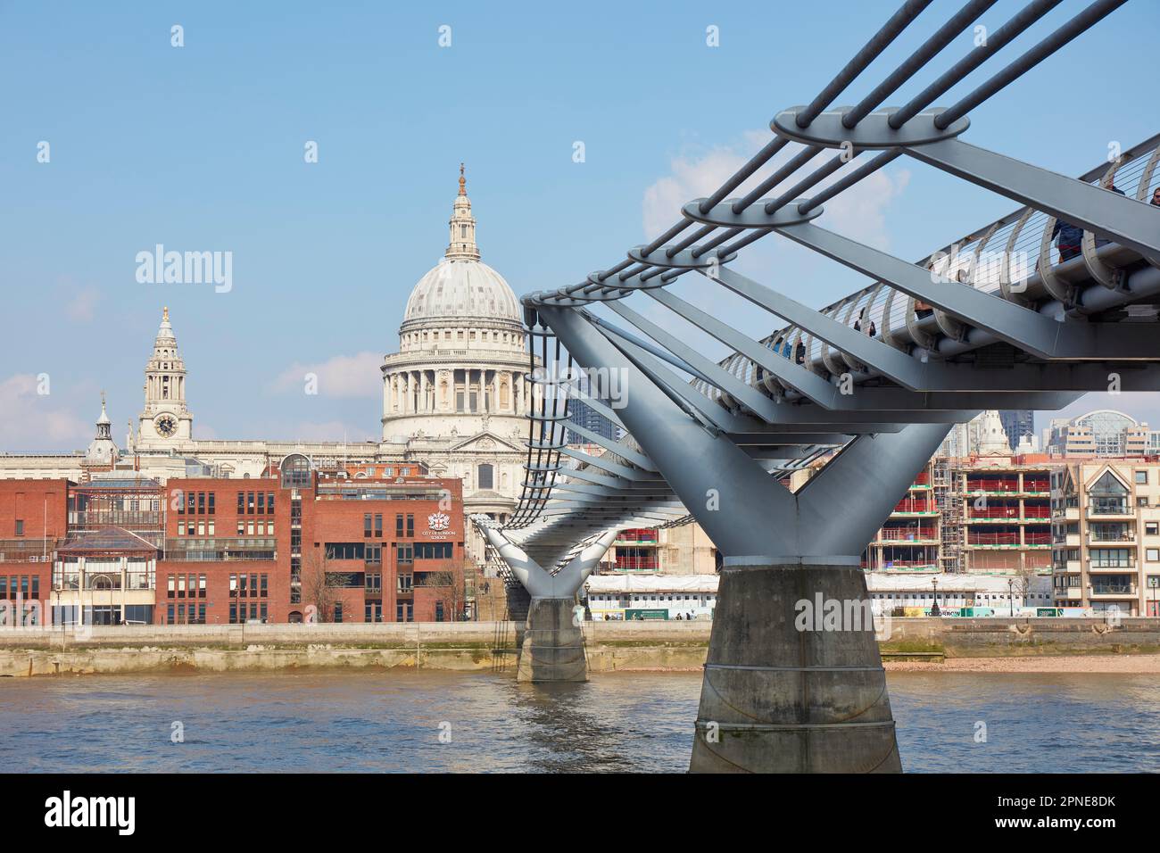 Le pont du millénaire avec la rue Paul Cathedral in background, Londres, Royaume-Uni. Banque D'Images