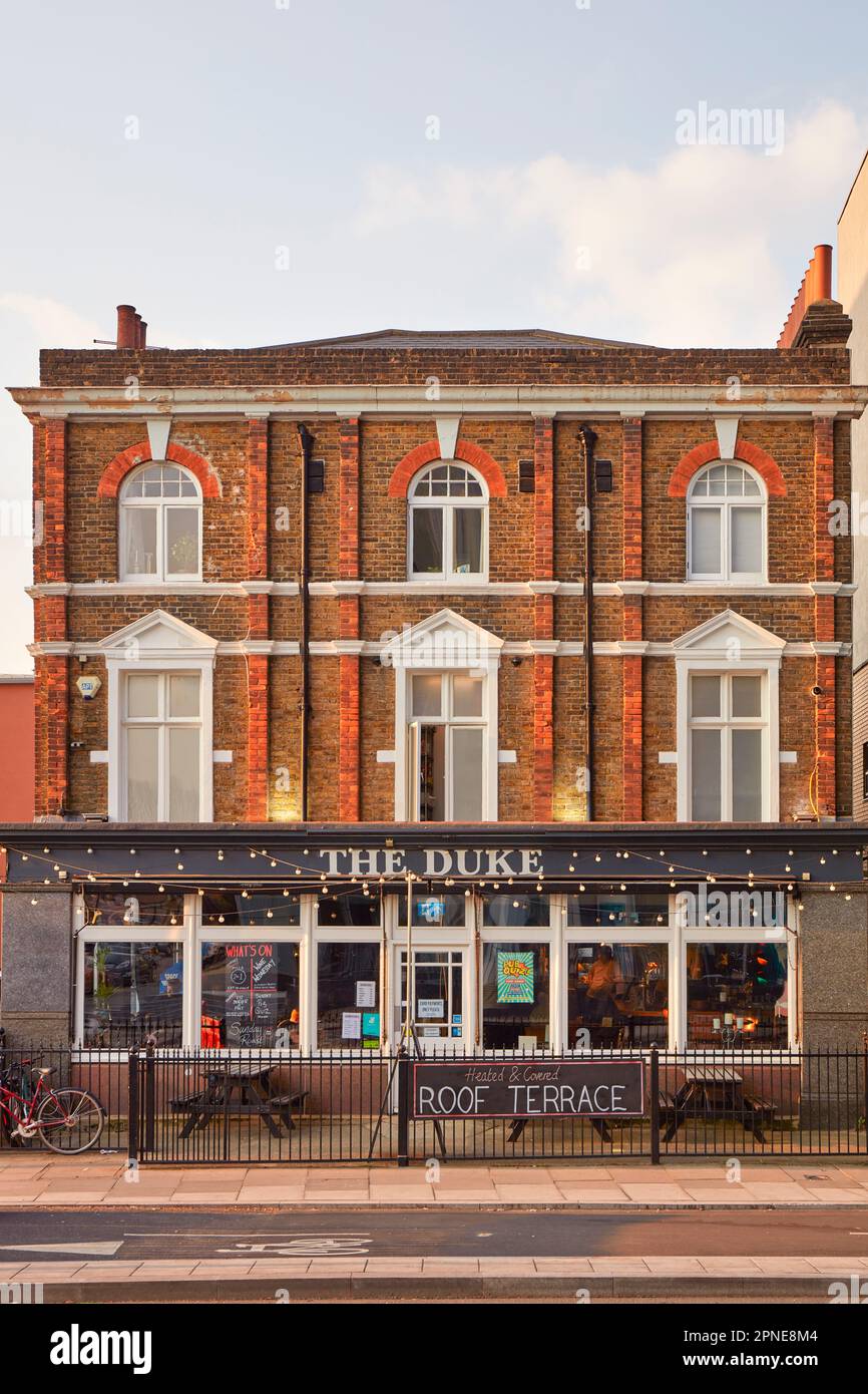 La façade extérieure principale du traditionnel 'Duke Pub' au coucher du soleil, Deptford, Londres, Royaume-Uni. Banque D'Images
