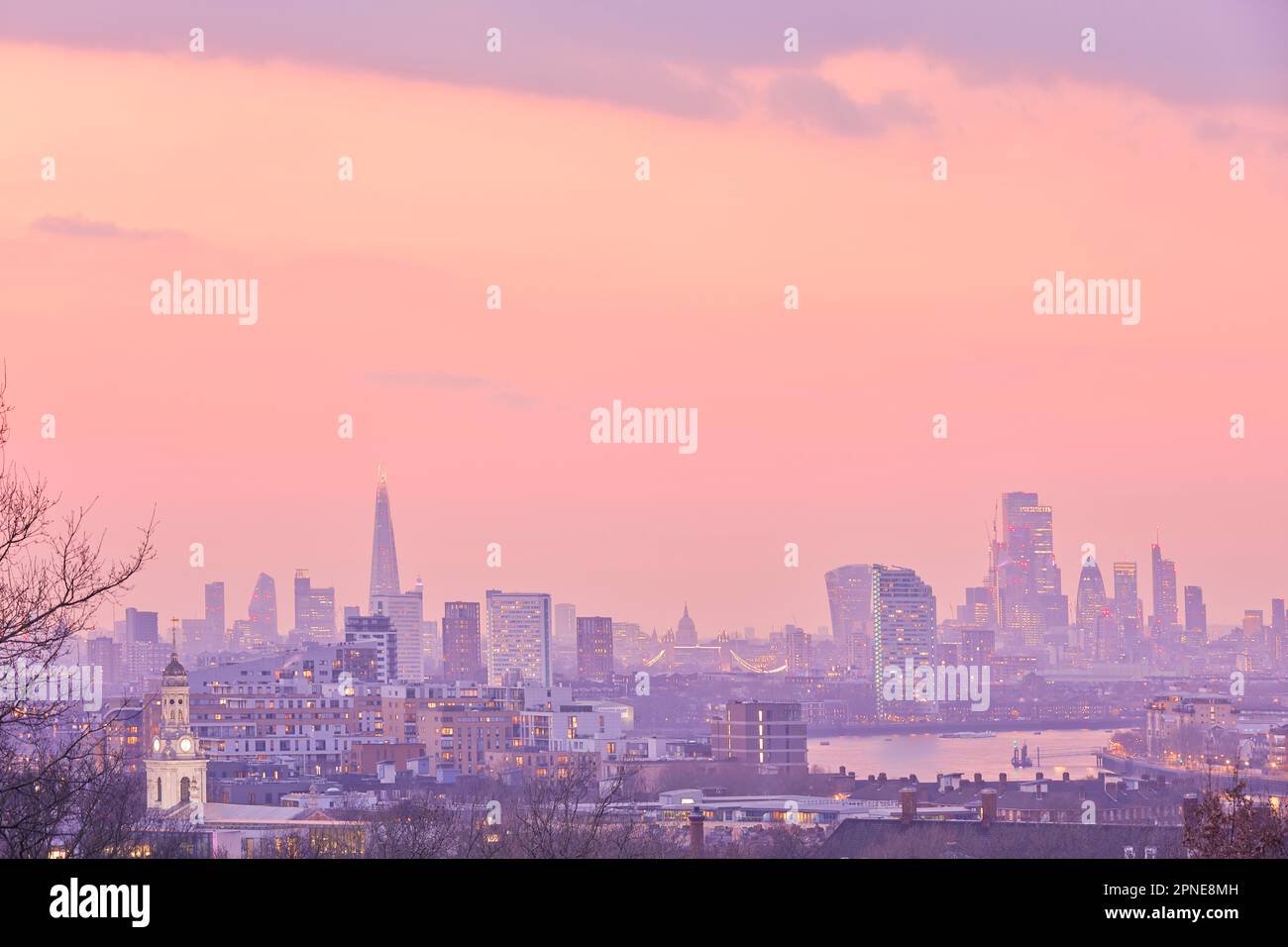 Le centre-ville de Londres et la Tamise au crépuscule, Londres, Royaume-Uni. Banque D'Images