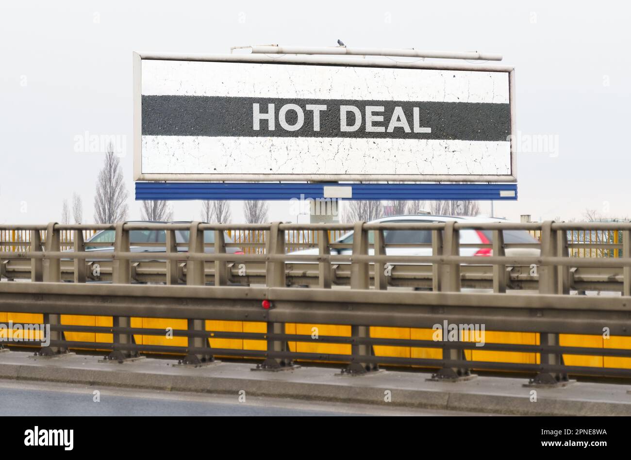 Concept d'entreprise. Sur l'autoroute il y a un panneau publicitaire avec l'image et l'inscription - HOT DEAL Banque D'Images