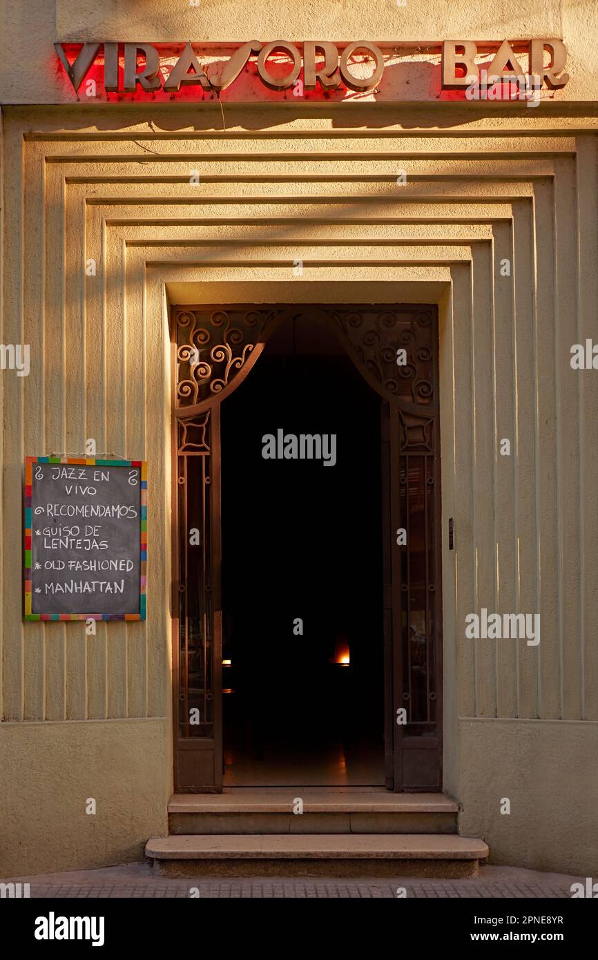 L'entrée principale du 'Virasoro Bar' au coucher du soleil dans le quartier de Palerme, Buenos Aires, Argentine. Banque D'Images