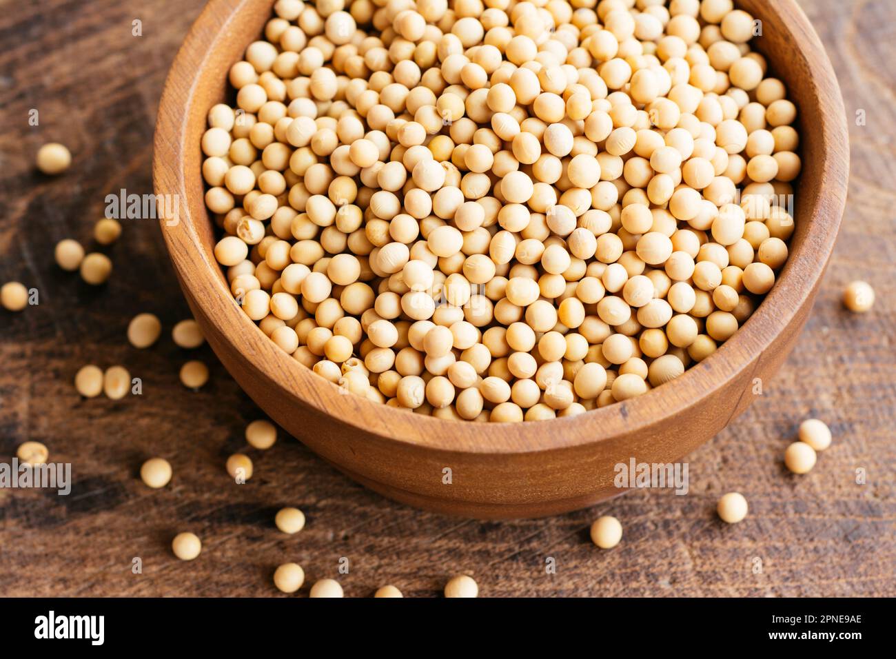 Graines de soja dans un bol en bois. Banque D'Images