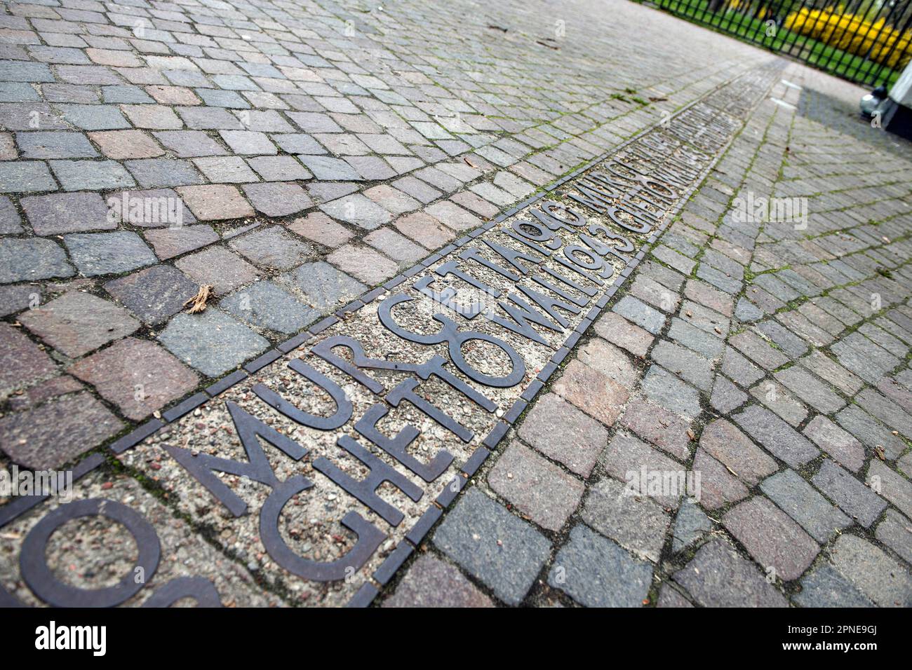 Les bornes du ghetto de Varsovie sont des lignes de démarcation commémoratives qui marquent le périmètre maximal des anciens murs du ghetto juif établis par les nazis en 1940 à Varsovie occupée. Cette année, 19 avril, le monde marquera le 80th anniversaire du soulèvement du ghetto de Varsovie – le premier soulèvement métropolitain de grande envergure dans l’Europe occupée par les nazis. Le soulèvement est devenu un symbole éternel de la résistance des juifs polonais contre l'Holocauste. Entre 1942 et 1943 Allemands ont transporté plus de 300 000 juifs du ghetto de Varsovie au camp de la mort de Treblinka et d'autres camps.Un jour avant le fonctionnaire Banque D'Images