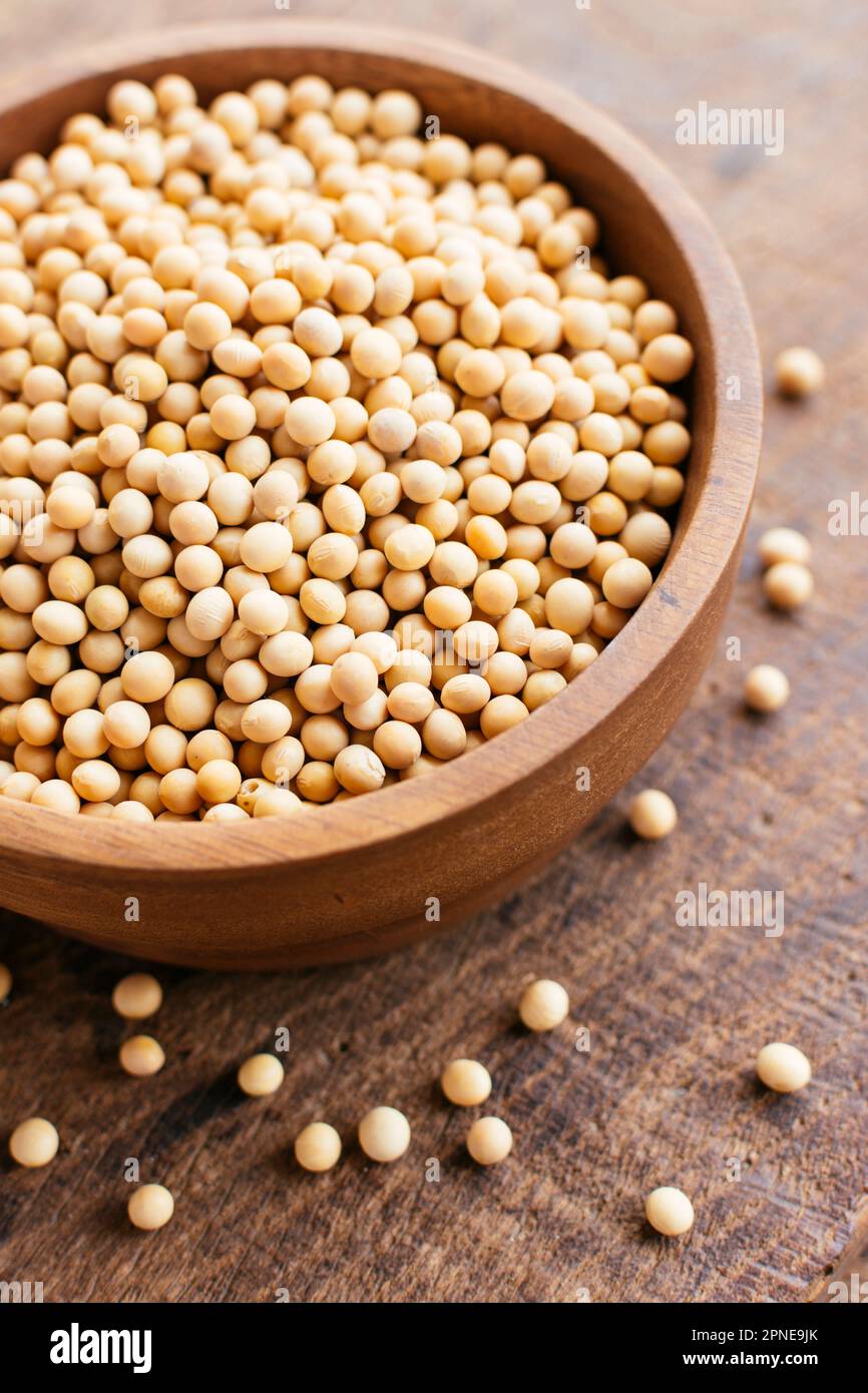 Graines de soja dans un bol en bois. Banque D'Images