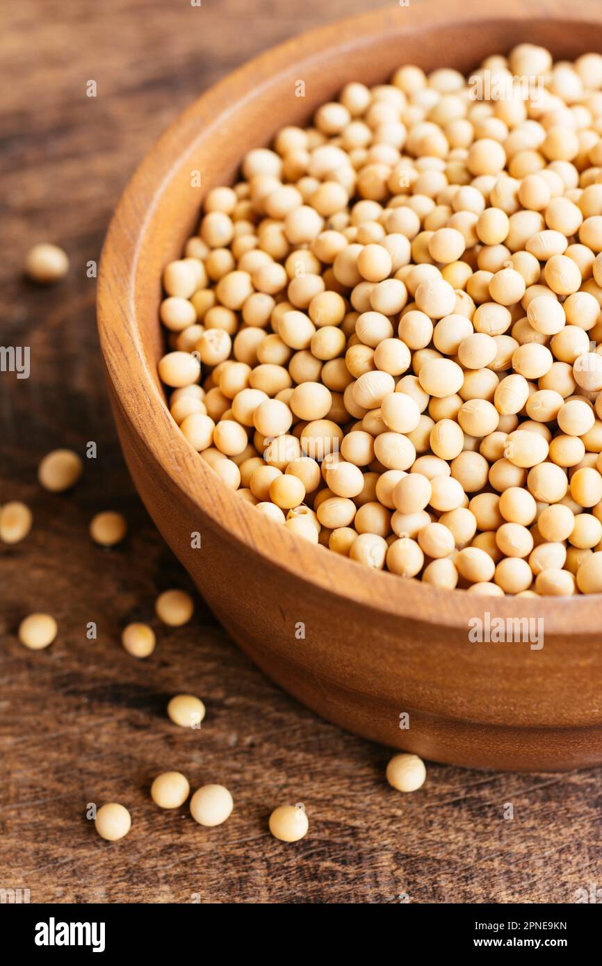 Graines de soja dans un bol en bois. Banque D'Images