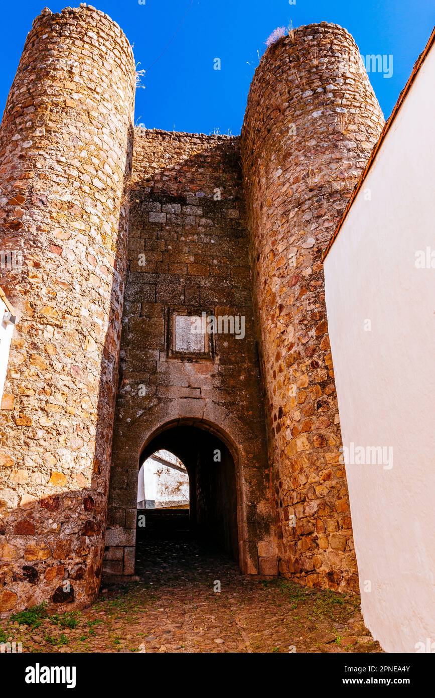 La porte de Valence, Puerta de Valencia, vue à l'extérieur des murs. Il fait partie du boîtier à parois. Il est flanqué de deux tours cylindriques. Alburqu Banque D'Images