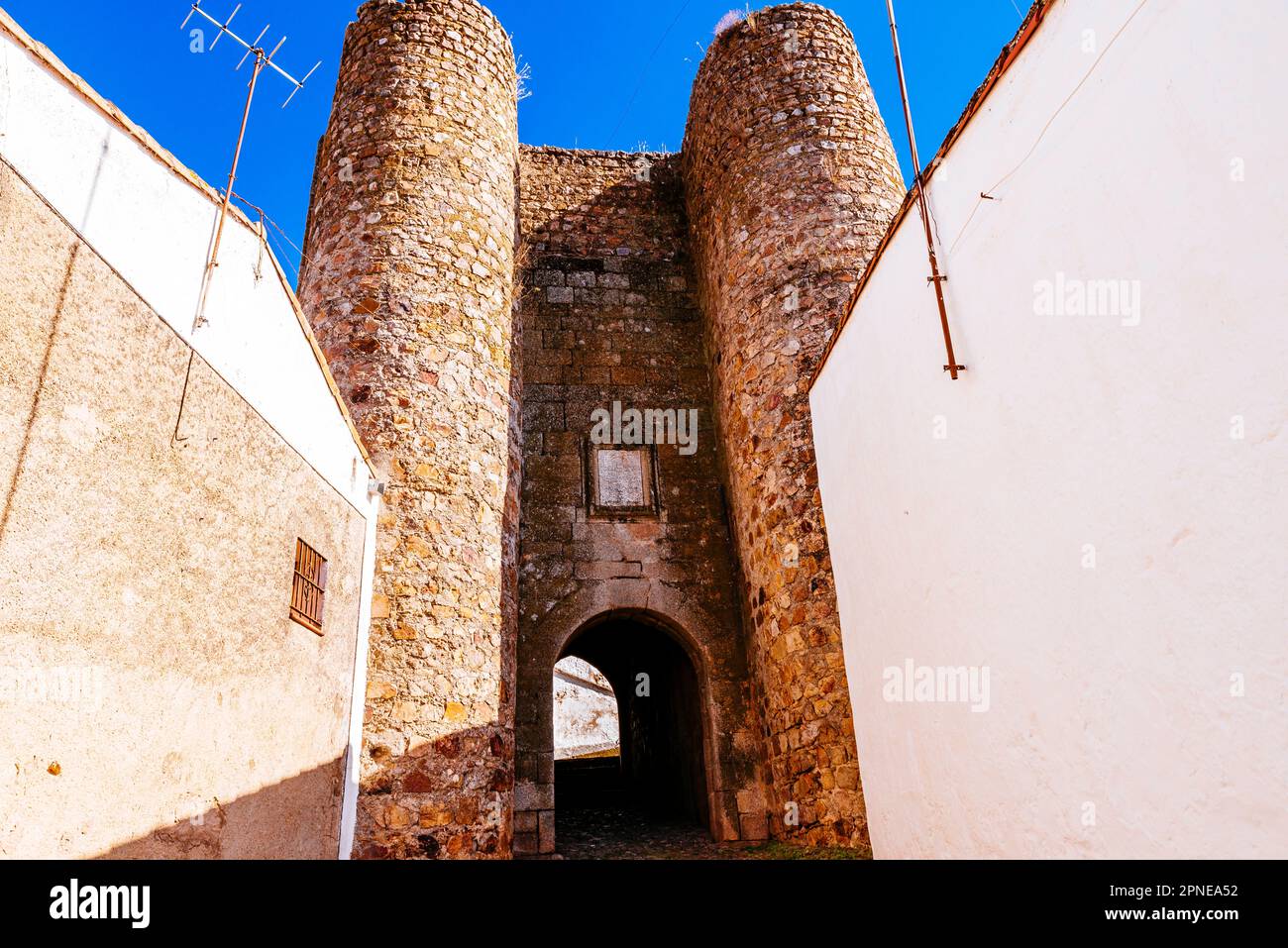 La porte de Valence, Puerta de Valencia, vue à l'extérieur des murs. Il fait partie du boîtier à parois. Il est flanqué de deux tours cylindriques. Alburqu Banque D'Images