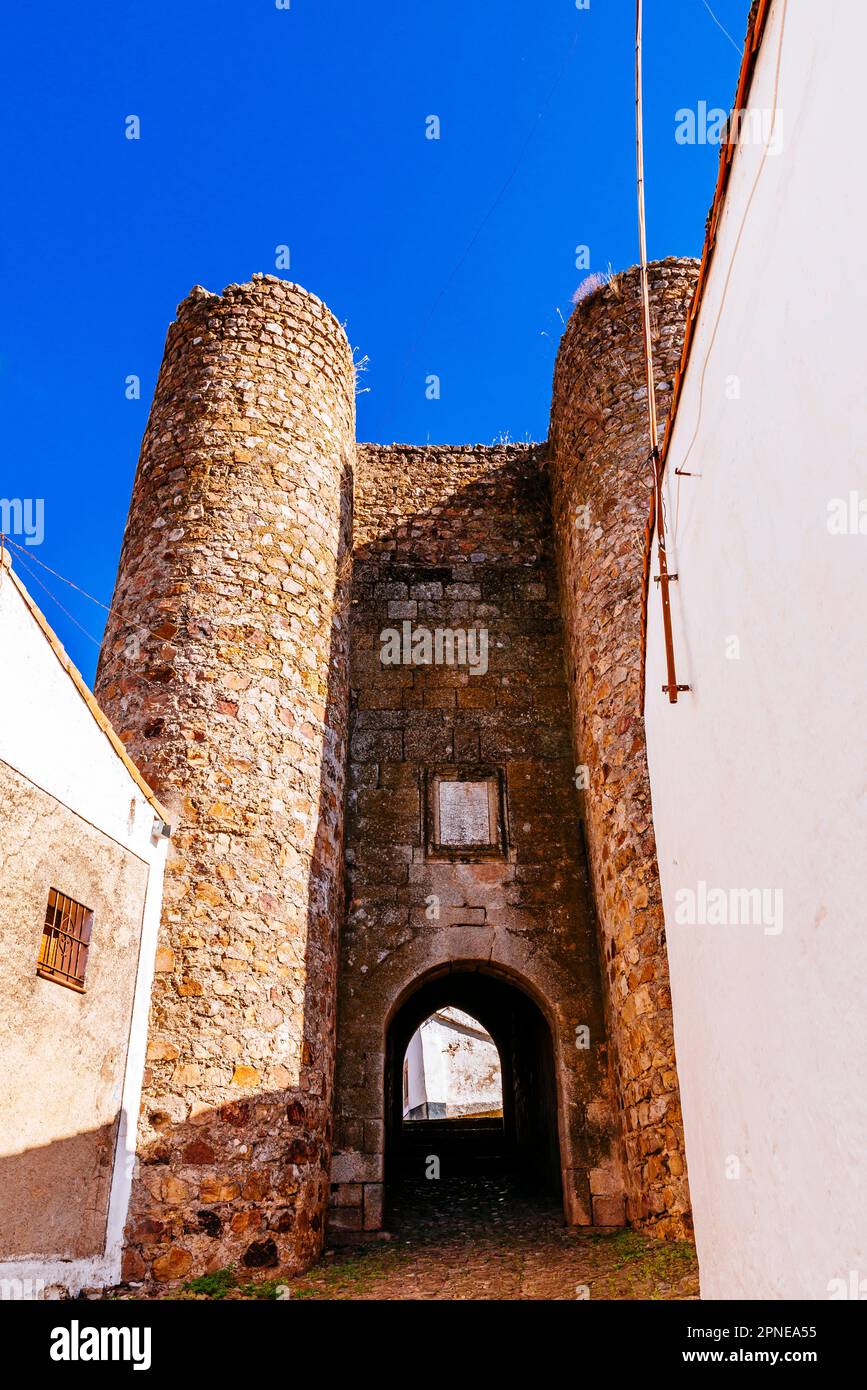 La porte de Valence, Puerta de Valencia, vue à l'extérieur des murs. Il fait partie du boîtier à parois. Il est flanqué de deux tours cylindriques. Alburqu Banque D'Images