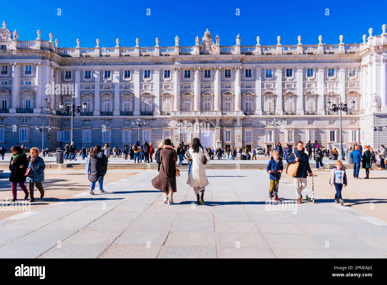 Palais royal de Madrid, façade de la rue Bailen. Résidence officielle de la famille royale espagnole dans la ville de Madrid, bien que maintenant utilisée seulement pour l'Etat c Banque D'Images