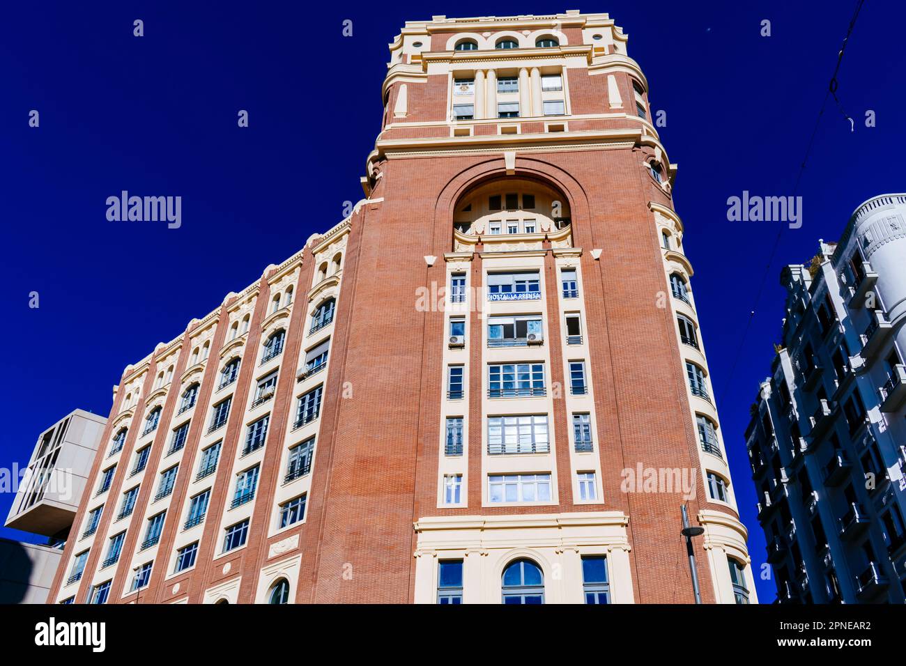 Le Palacio de la Prensa est un bâtiment en briques situé à Madrid. Il est situé dans la Gran Vía, en face de la place Callao. Commandé par la presse de Madrid Banque D'Images