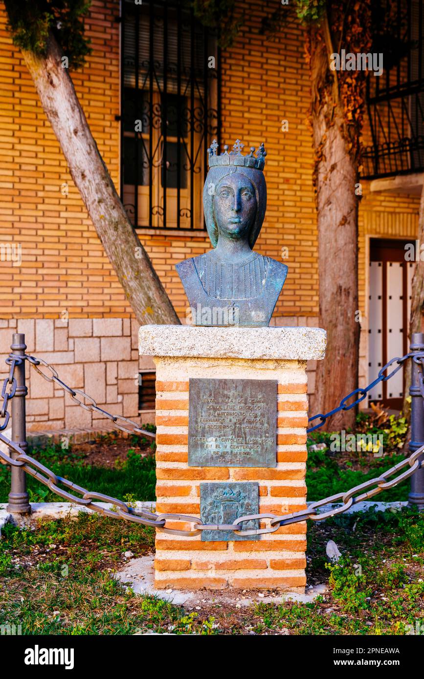 Buste en bronze d'Isabel le Catholique. Après avoir été nommé héritier de la couronne, Isabel a vécu dans la ville d'Ocaña. Ocaña, Tolède, Castilla la Mancha, Espagne, Banque D'Images