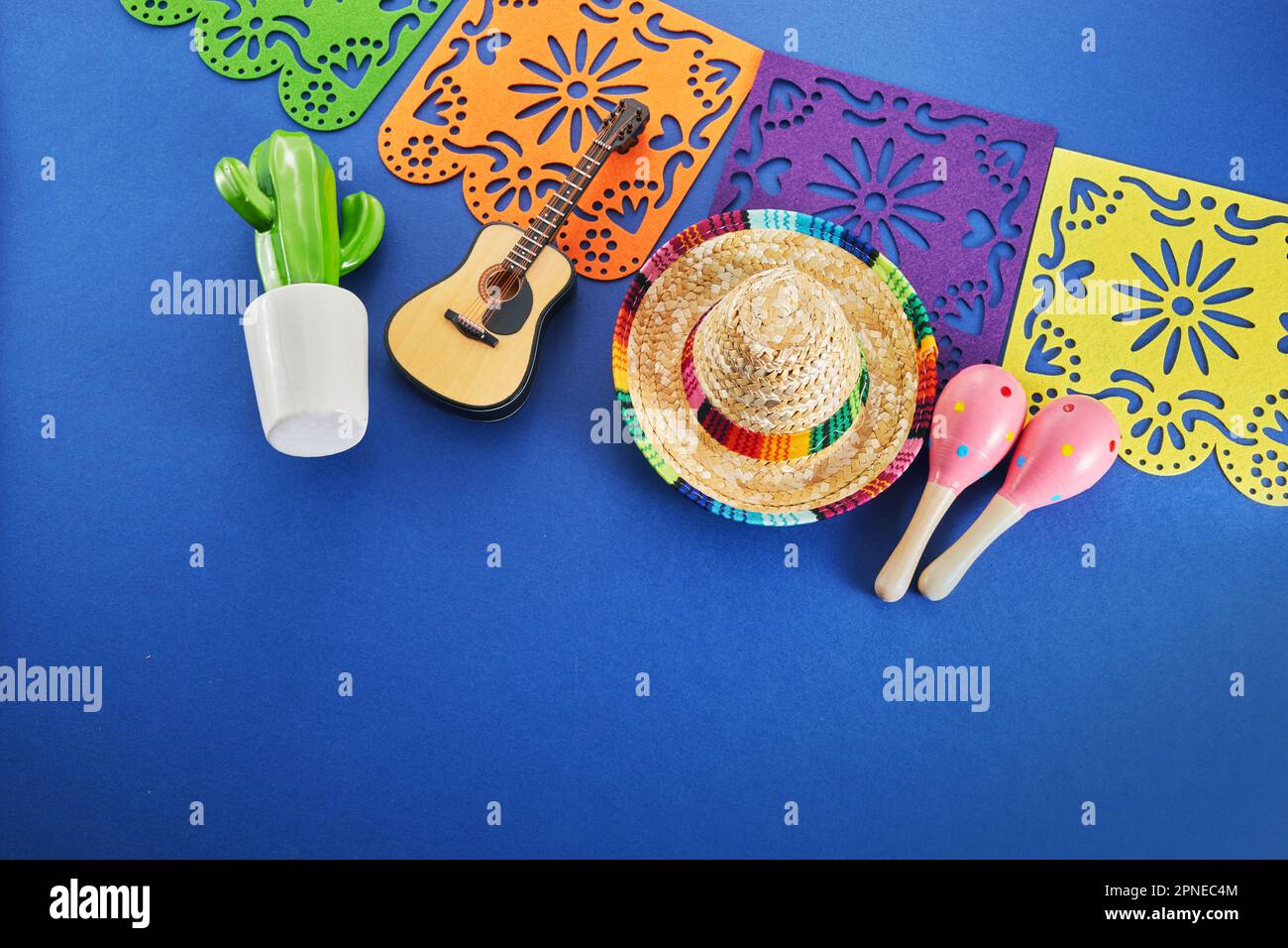 Cinco de Mayo vacances fond. Maracas, cactus et chapeau sur fond bleu. Banque D'Images