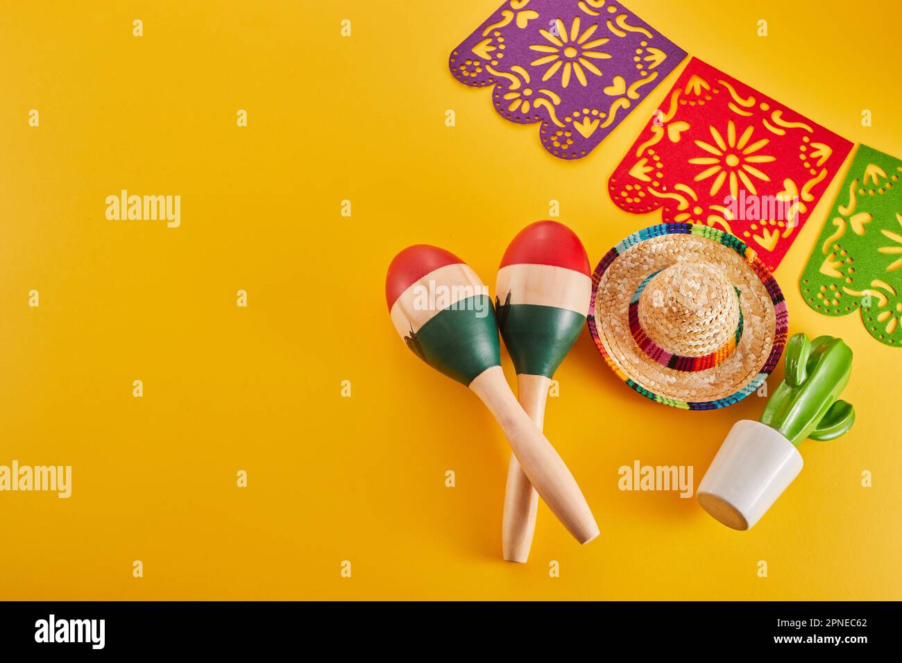 Cinco de Mayo vacances fond. Maracas, cactus et chapeau sur fond jaune. Banque D'Images