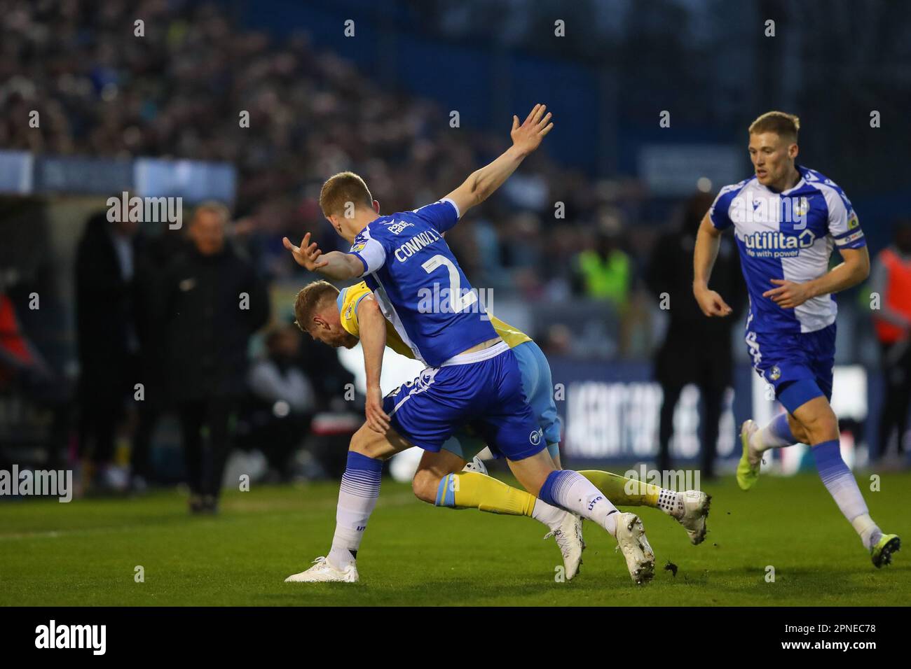 Michael Smith #24 de Sheffield mercredi et James Connolly #2 de Bristol Rovers se battent pour le ballon pendant le match Sky Bet League 1 Bristol Rovers vs Sheffield mercredi au Memorial Stadium, Bristol, Royaume-Uni, 18th avril 2023 (photo de Gareth Evans/News Images) Banque D'Images