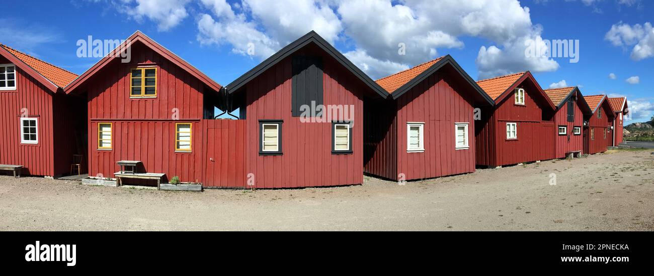 vue panoramique sur les cabines traditionnelles rouges sous le ciel de blus en suède Banque D'Images
