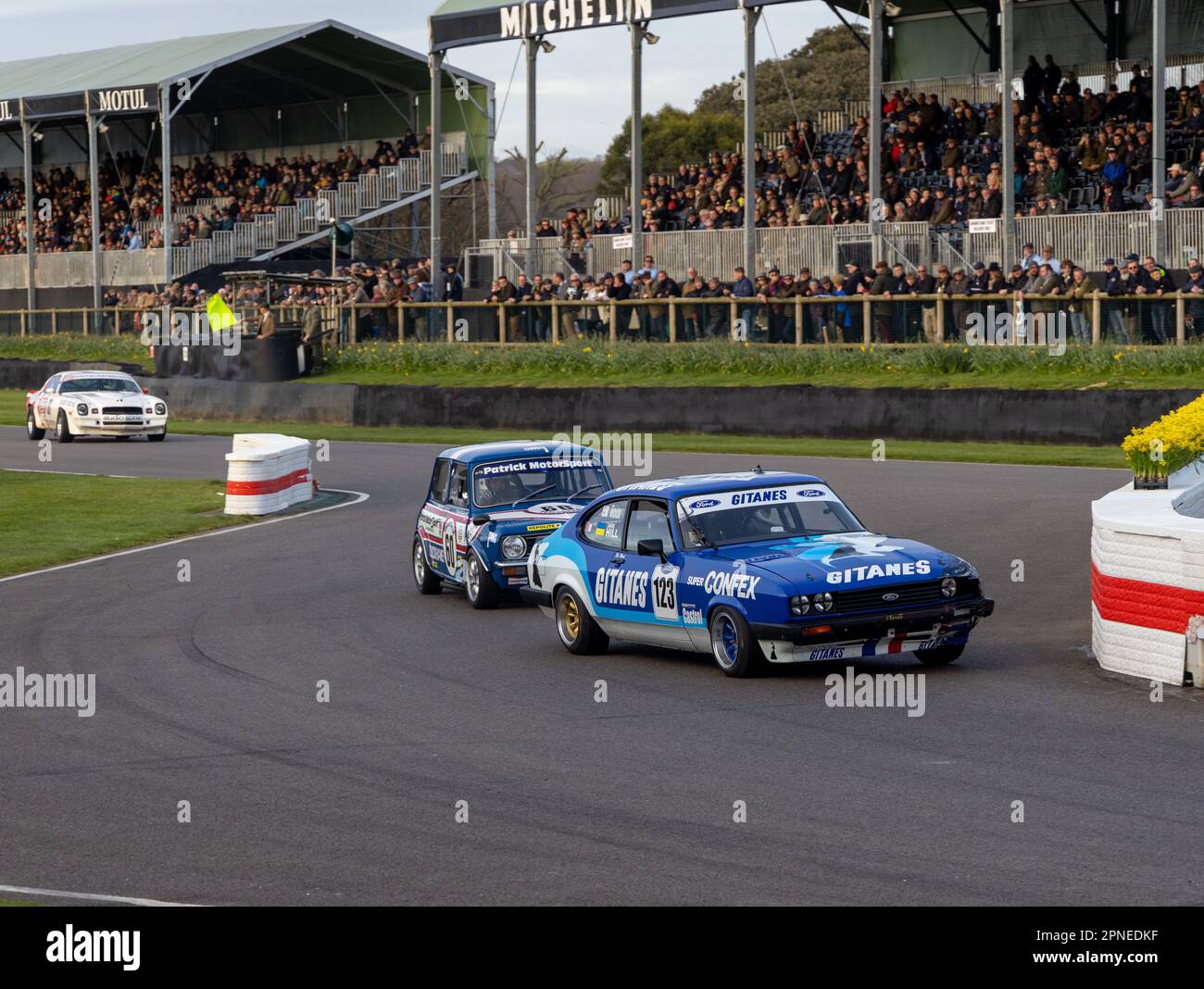 2023 avril - clôture des courses Ford Capri et Mini 1275GT lors de la réunion des membres Goodwood 80. Banque D'Images